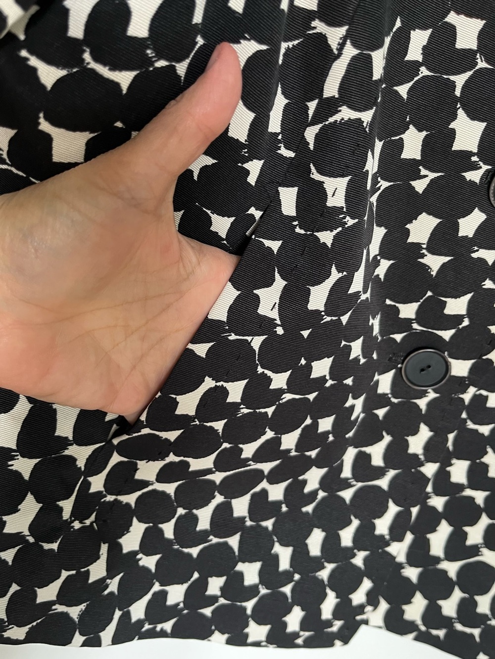 MaxMara Black and White Patterned Cropped Blazer. Classic Luxury! - Picture 4 of 7
